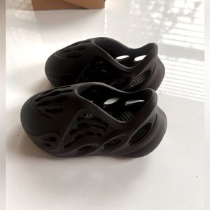 Black Yeezy Foam runners Toddler size 6c